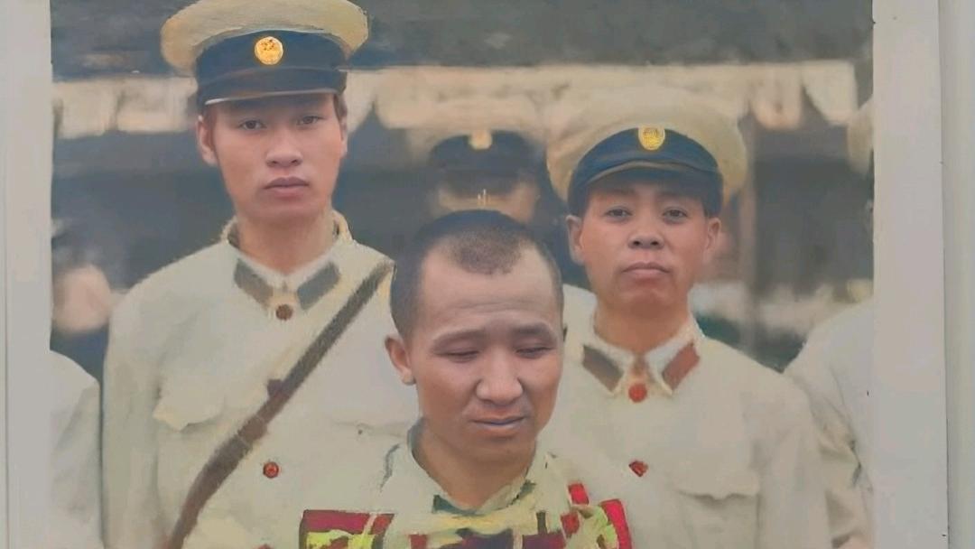 1983年，被判死刑的周培坤，画面中的他低着头，面露愧色