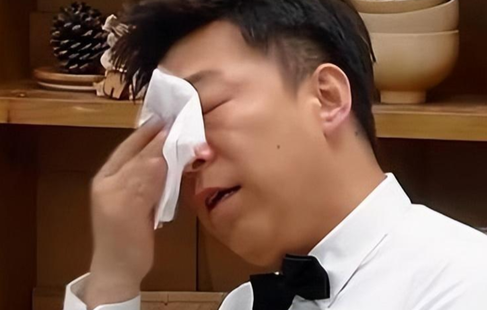 2020年，影帝黄渤年收入已过亿，他却将父亲送进了养老院，主持人问他为什么要这么