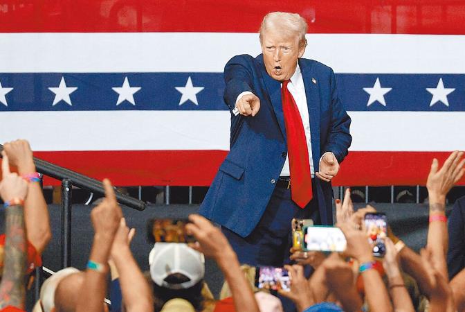 岛内资深军事媒体人亓乐义今日发文作出两个分析判断：一、川普若胜选，对中国挥拳最有