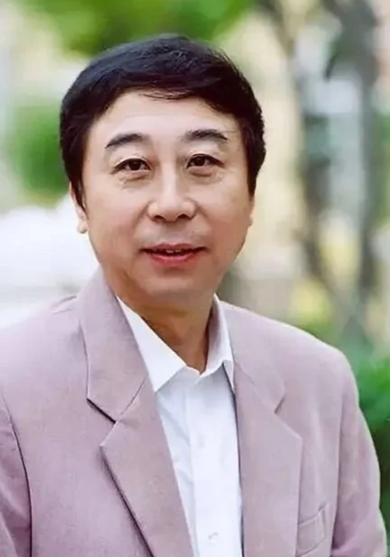 冯巩的“落寞”，是整个娱乐圈的悲哀与损失