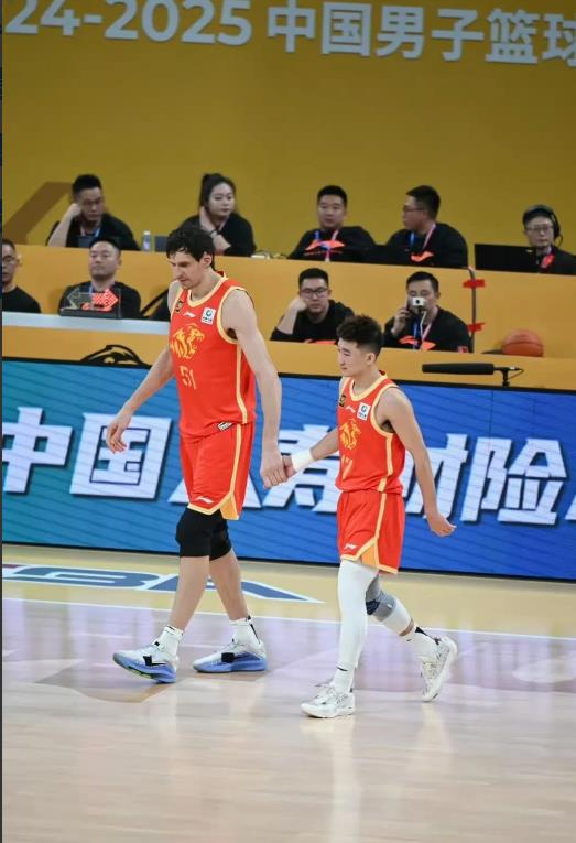 博班谈孙铭徽：

“孙铭徽是很好的人，我刚来，他非常照顾我。”

“场上的孙铭徽