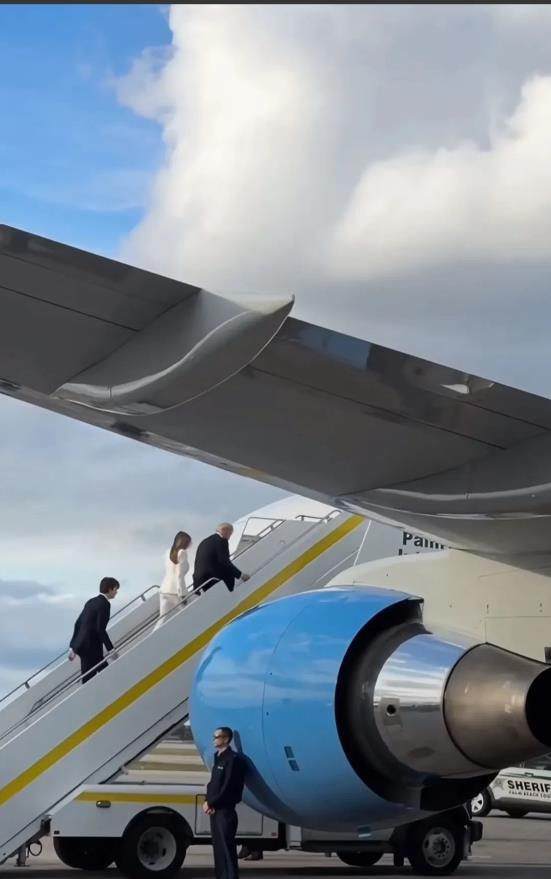 还没有正式上任，特朗普已经开始乘坐“空军二号”专机。时隔八年，当初还要牵着手的巴