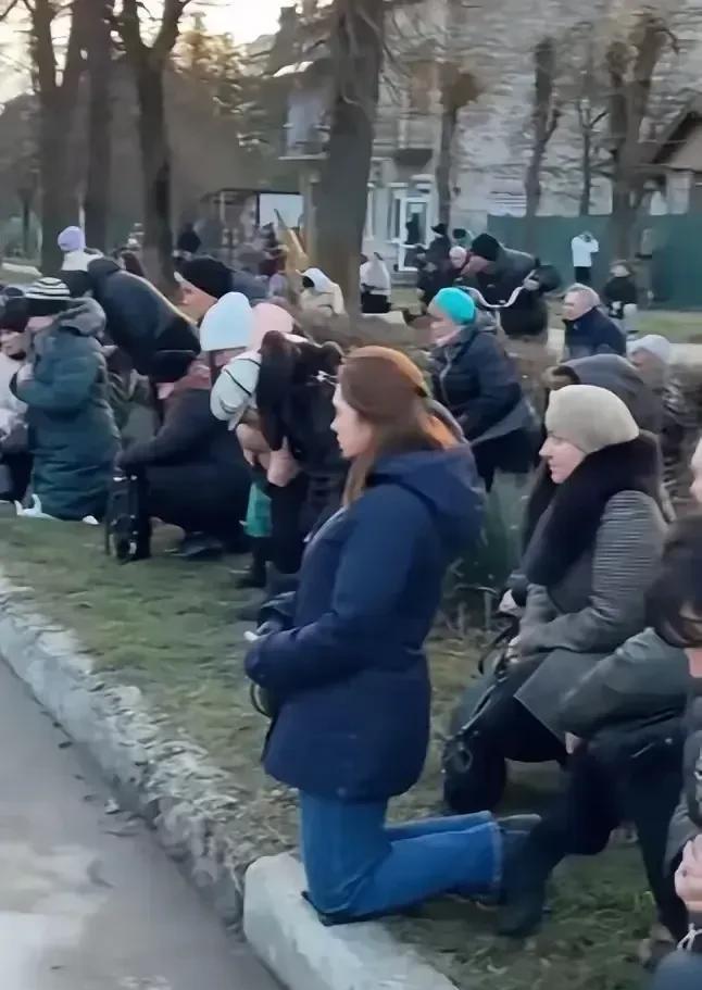 三年战争，乌克兰千疮百孔，到最后却沦为大国的玩物！
死了40多万人，欠了美国50