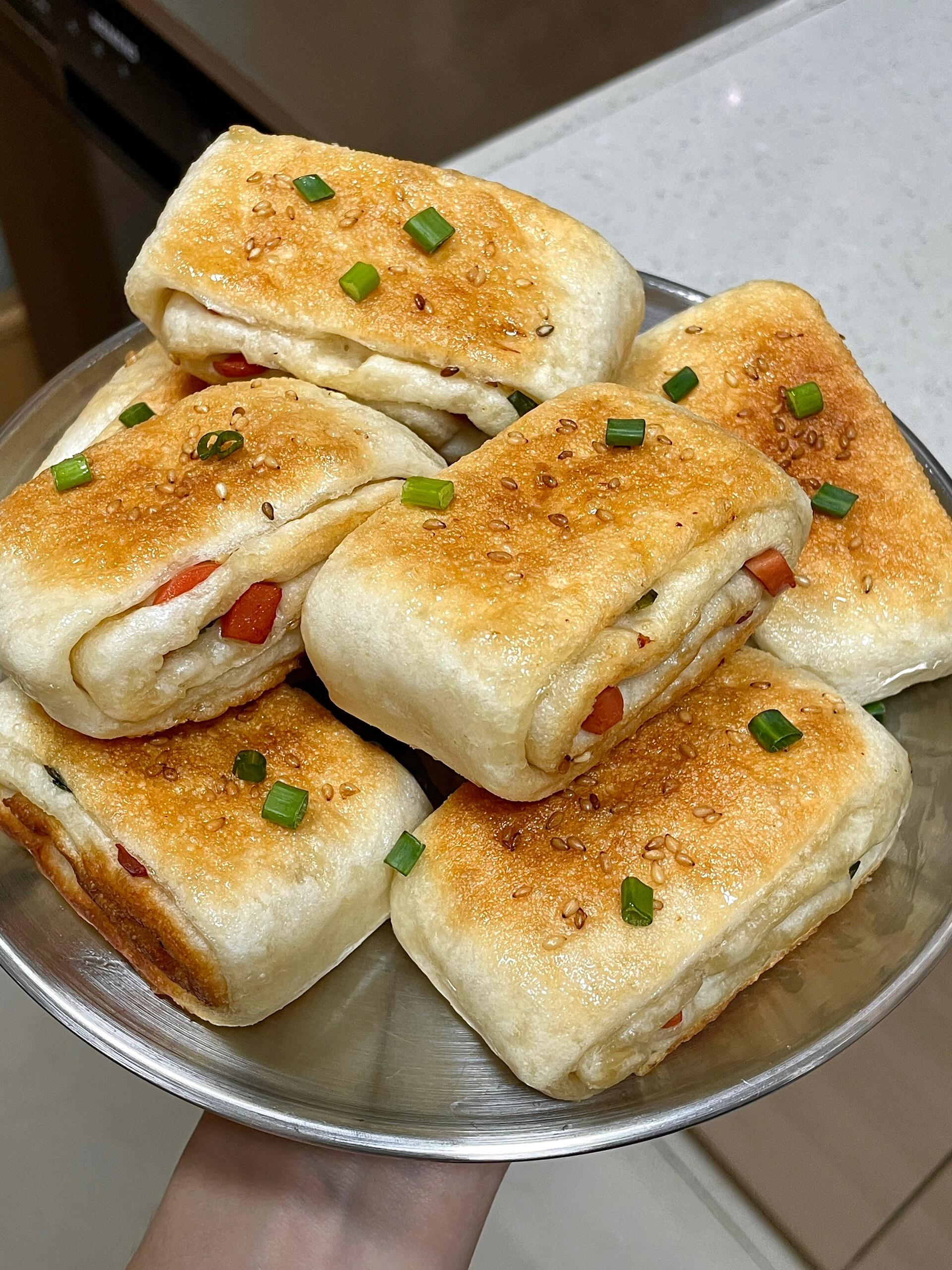 一次成功的葱香火腿发面饼！真的巨巨香！！
就这个葱香火腿发面饼都去做！
外酥里软