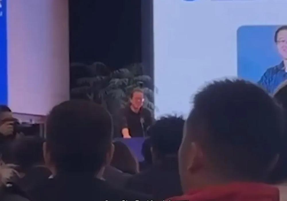 老俞啊，你的境遇和曹操一个样！

那年陈宫被擒，曹操问他：

“吕布比我好在哪里
