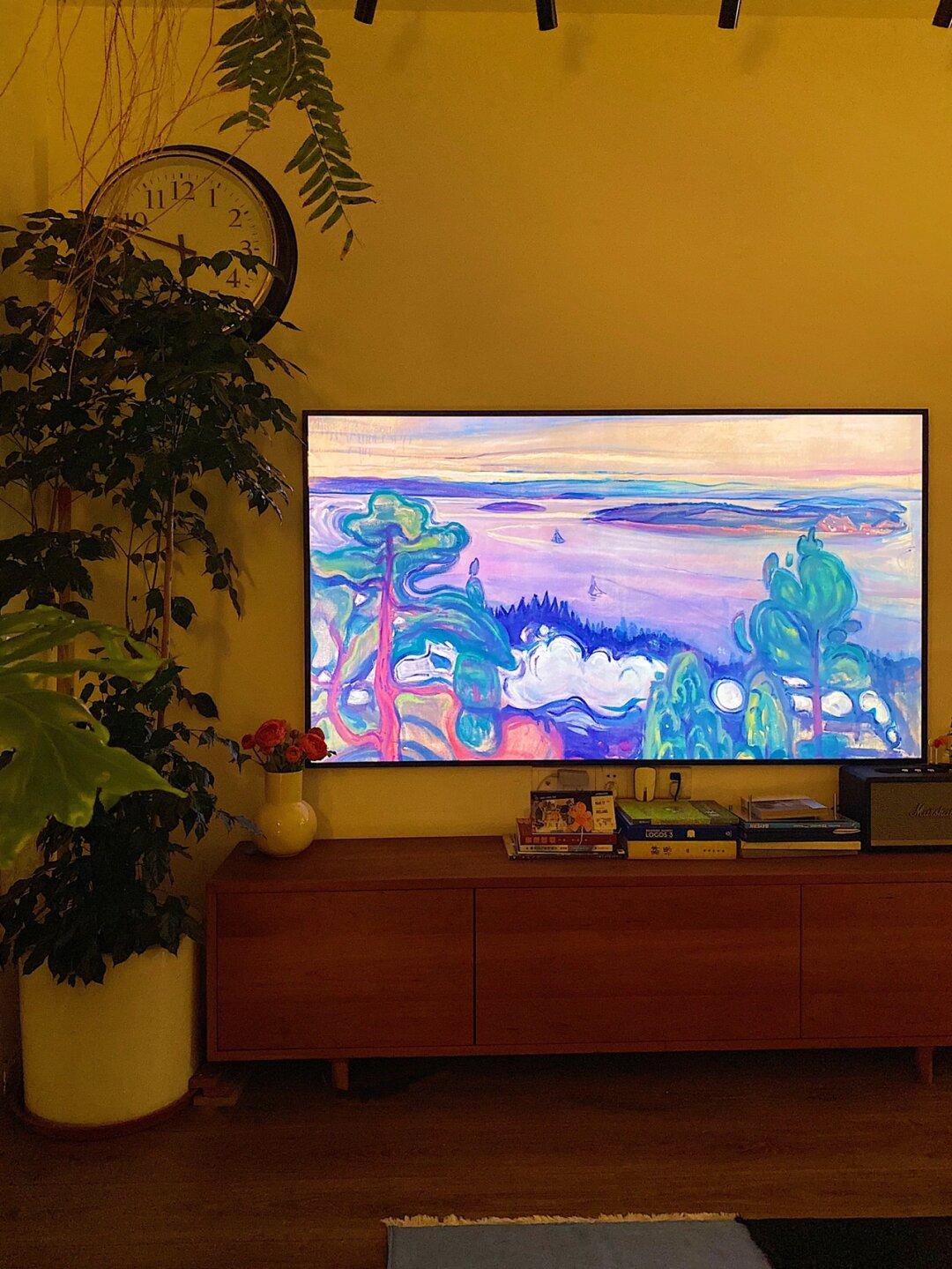 新电视到了， 没看也开着