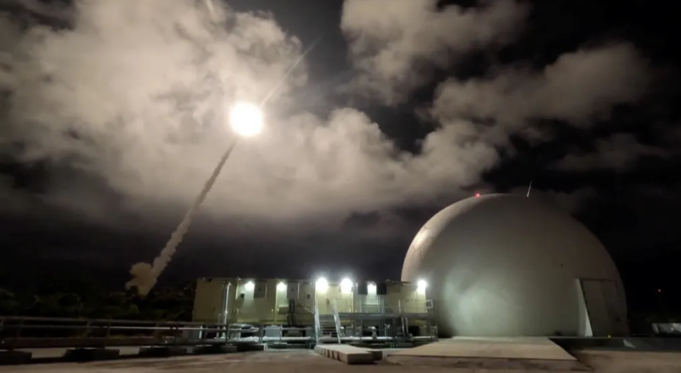 美军关岛突射导弹，一枚弹道导弹空中爆炸，向地区国家发出最强硬警告！