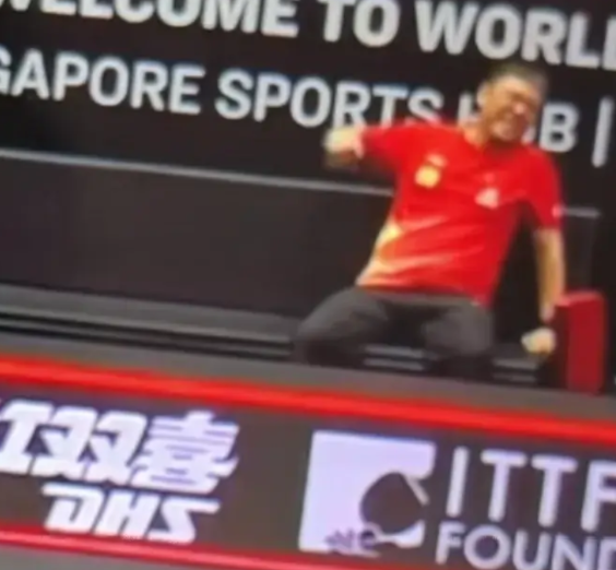 第一次看见教练给自己喝水的哈哈哈，气死志强了。
志强:“我容易吗我 ，大年二十九