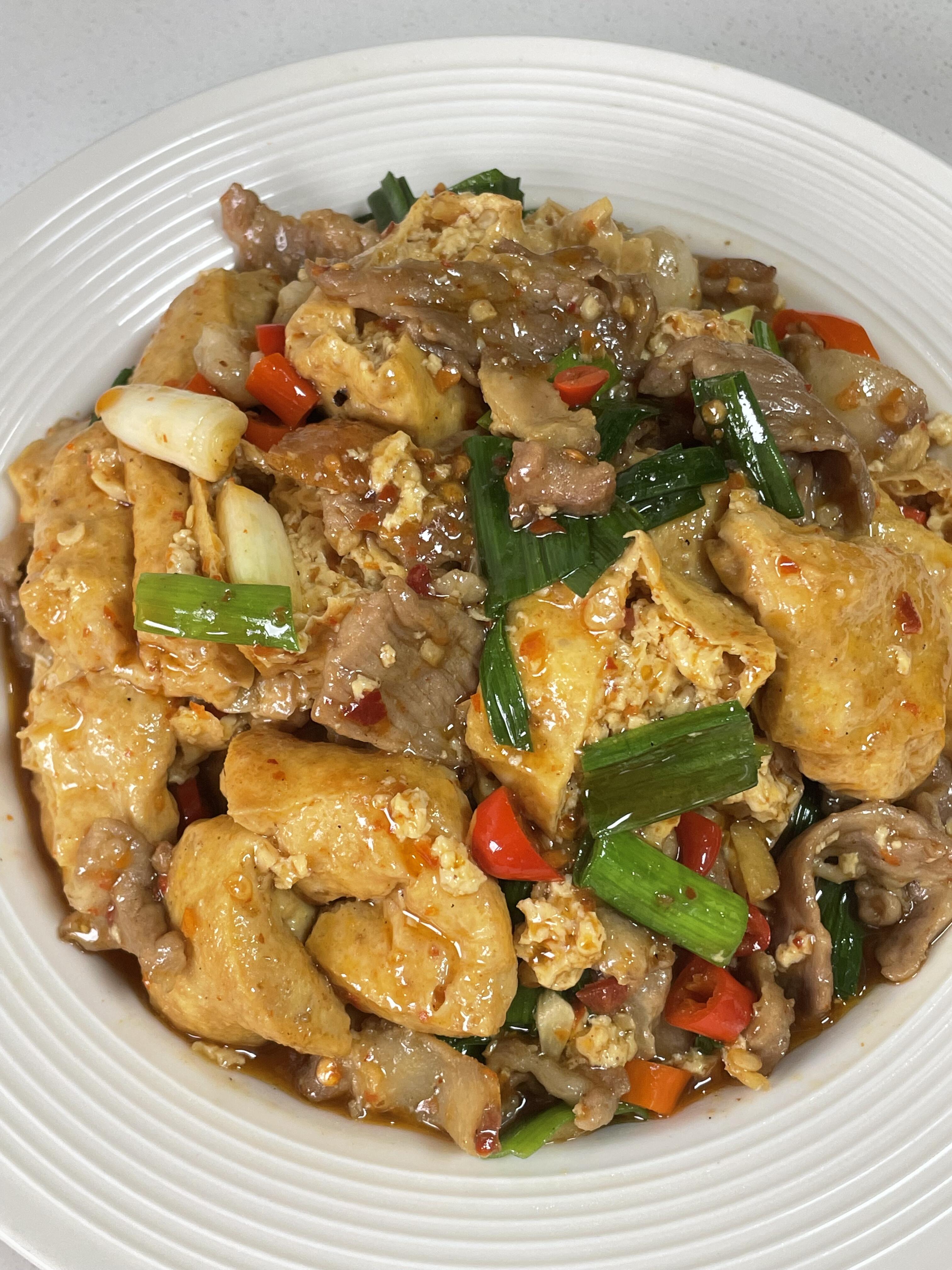 家常香辣豆腐泡的做法，真的是巨下饭，喜欢的宝子可以尝试着做一下

食材：豆腐泡，