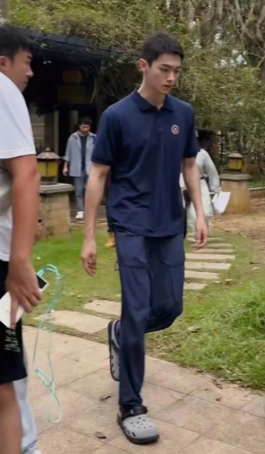 许凯新剪的板寸头，让他看起来年轻了好几岁，真期待他的新戏

许凯新剪的板寸头让他