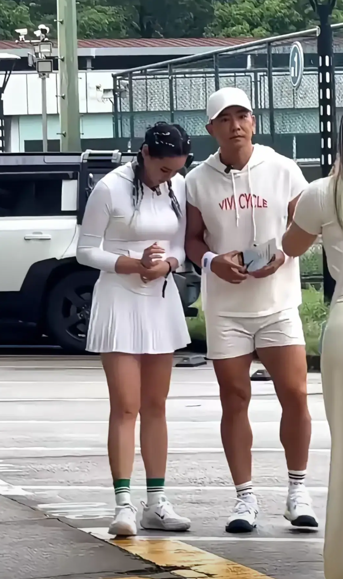 Vivi姐跟着老公跳了4年多了吧，一开始是为了减肥

后来变成了工作，连生理期都