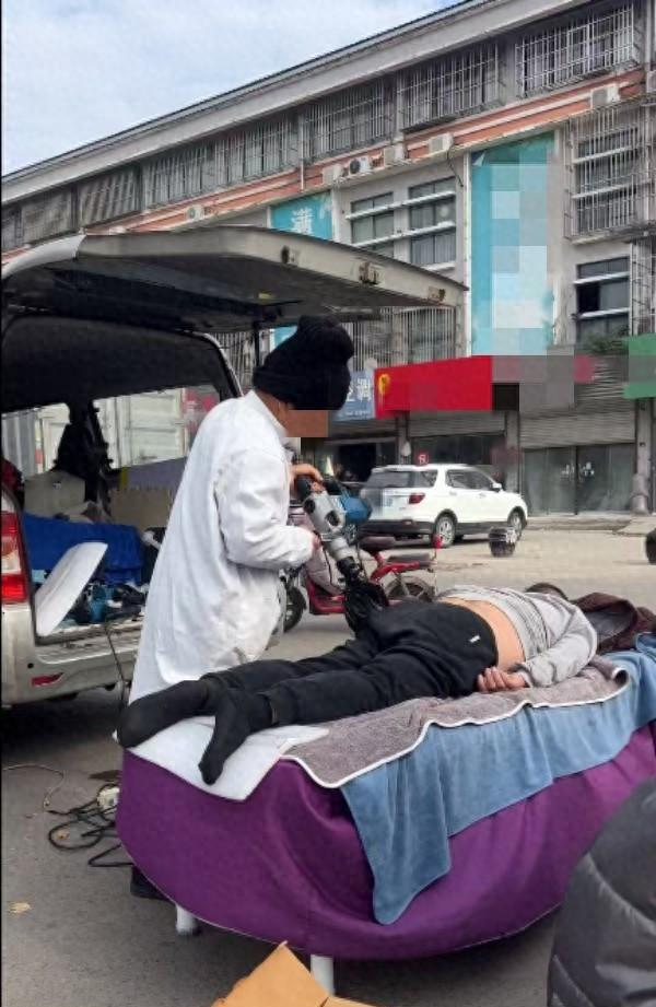 11月24日，有网友发视频爆料，江苏徐州市丰县街头，一身穿白大褂的男子用类似电锤