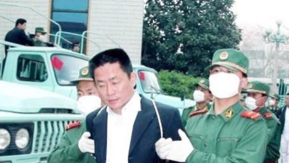 2005年，宋留根被执行死刑，戴镣铐与妻子告别，临刑前浑身发抖