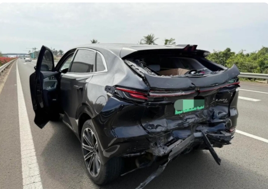 国产车的安全性，真的值得信赖！

今天在高速上经历了一场惊险时刻。堵车缓行时，突