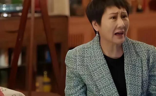“那些曾闪耀荧屏的老戏骨，为何纷纷‘跌落神坛’？”这篇文章真是引人深思。曾经，张