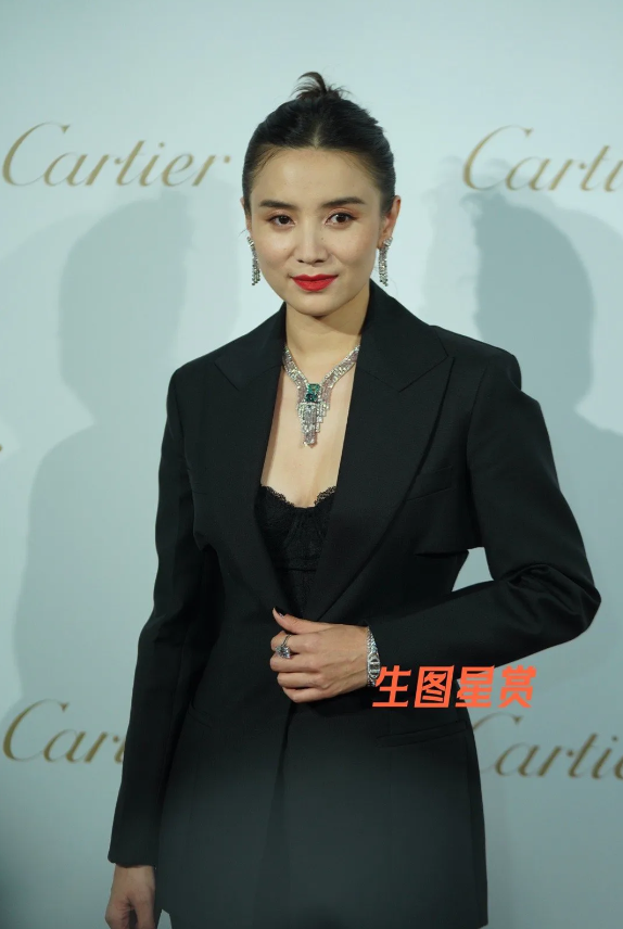 宋佳生图，43岁的她浓眉大眼五官端正，脸上没有医美痕迹非常自然，气质干练优雅大气