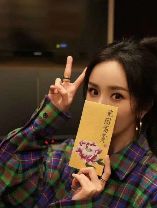 杨幂在活动上遇到惠英红后，俩人一阵亲亲抱抱，分别时惠英红还掏出一个红包给杨幂，红