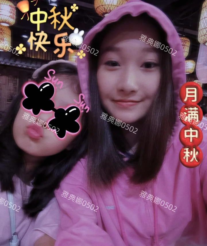 马伊琍大女儿文君竹中秋节发自己与妹妹的合照，还贴心的给妹妹的脸挡上了贴纸。
16
