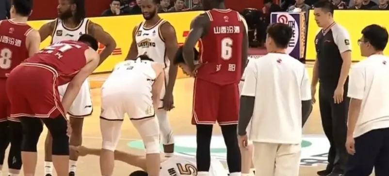 杨鸣和韩德君真的太实在了，张宁防守不慎打到韩德君下体之后，韩德君痛苦倒地缓过来后