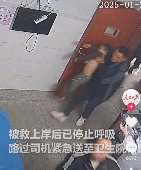 湖南五岁男孩溺水 众人接力救活

                       