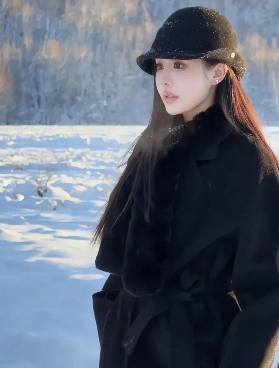 有男网友在直播间公开向韦雪求爱，我想跟你谈恋爱，你有什么要求？
韦雪无奈地叹了口