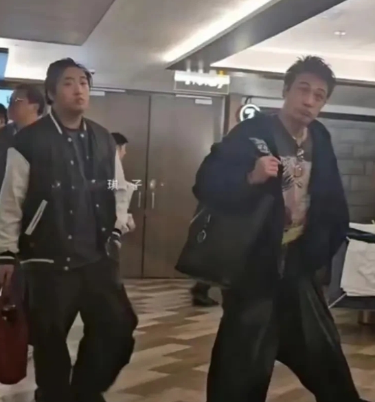 演艺圈两个不服老的人。
一个70多岁还忙着做奶爸，一个70多岁还忙着谈恋爱。
年