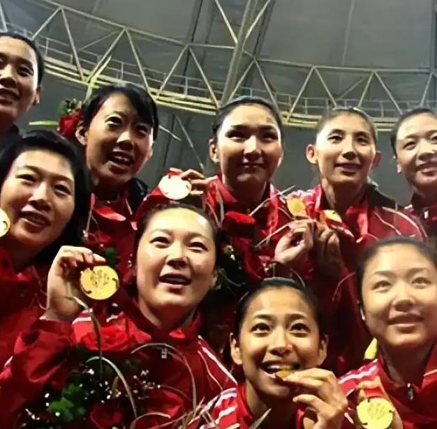 天津女排一直在创造国内女排俱乐部的天花板
1、冠军。16座冠军奖杯的背后，是天津