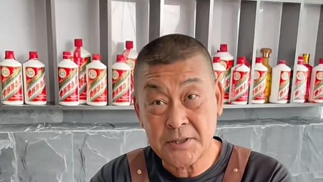 真壕！演员侯传杲居家炒榛子，满墙茅台近七位数，和美妻恩爱30年