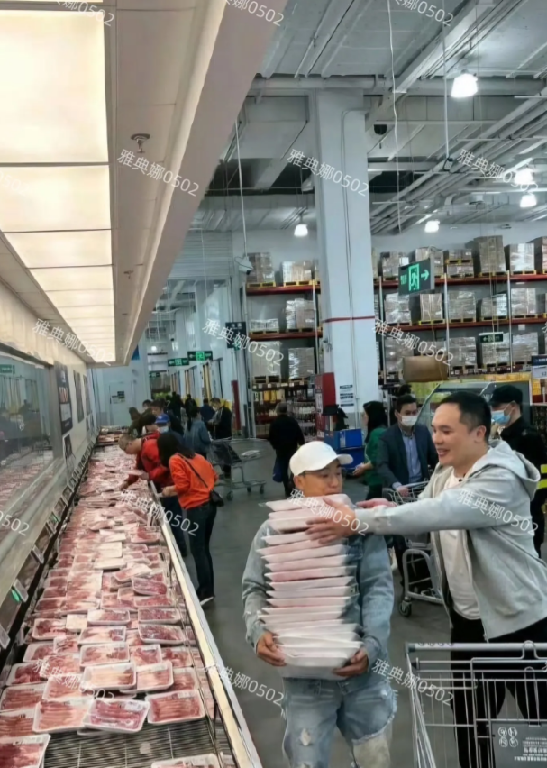 刘畊宏在山姆超市狂买牛肉，十几盒十几盒的往购物车里搬，真有钱。