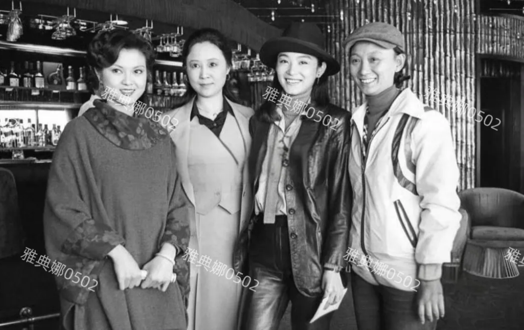 琼瑶年轻的时候是个美女，圆脸大眼睛很漂亮衣品不错气质文艺，跟林青霞合影也不输。