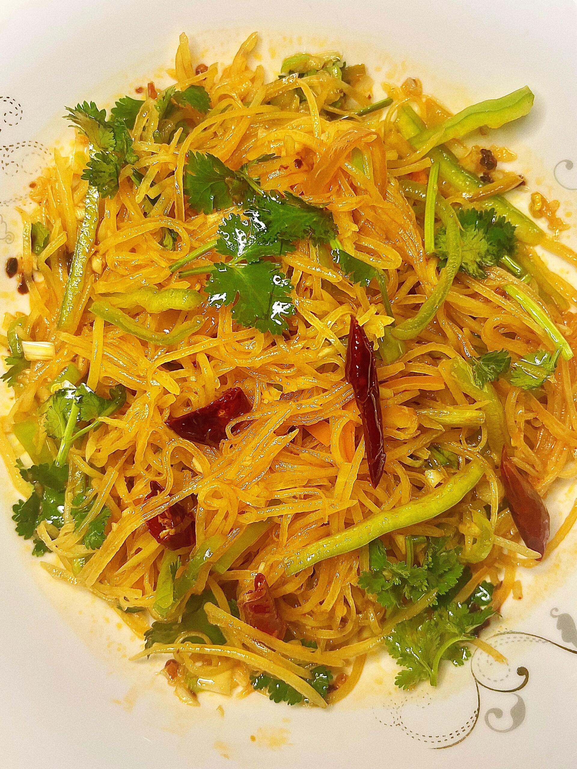 酸辣过瘾的凉拌土豆丝

土豆丝这样做真的太绝了！卷饼吃能连吃两个！

好吃开胃，