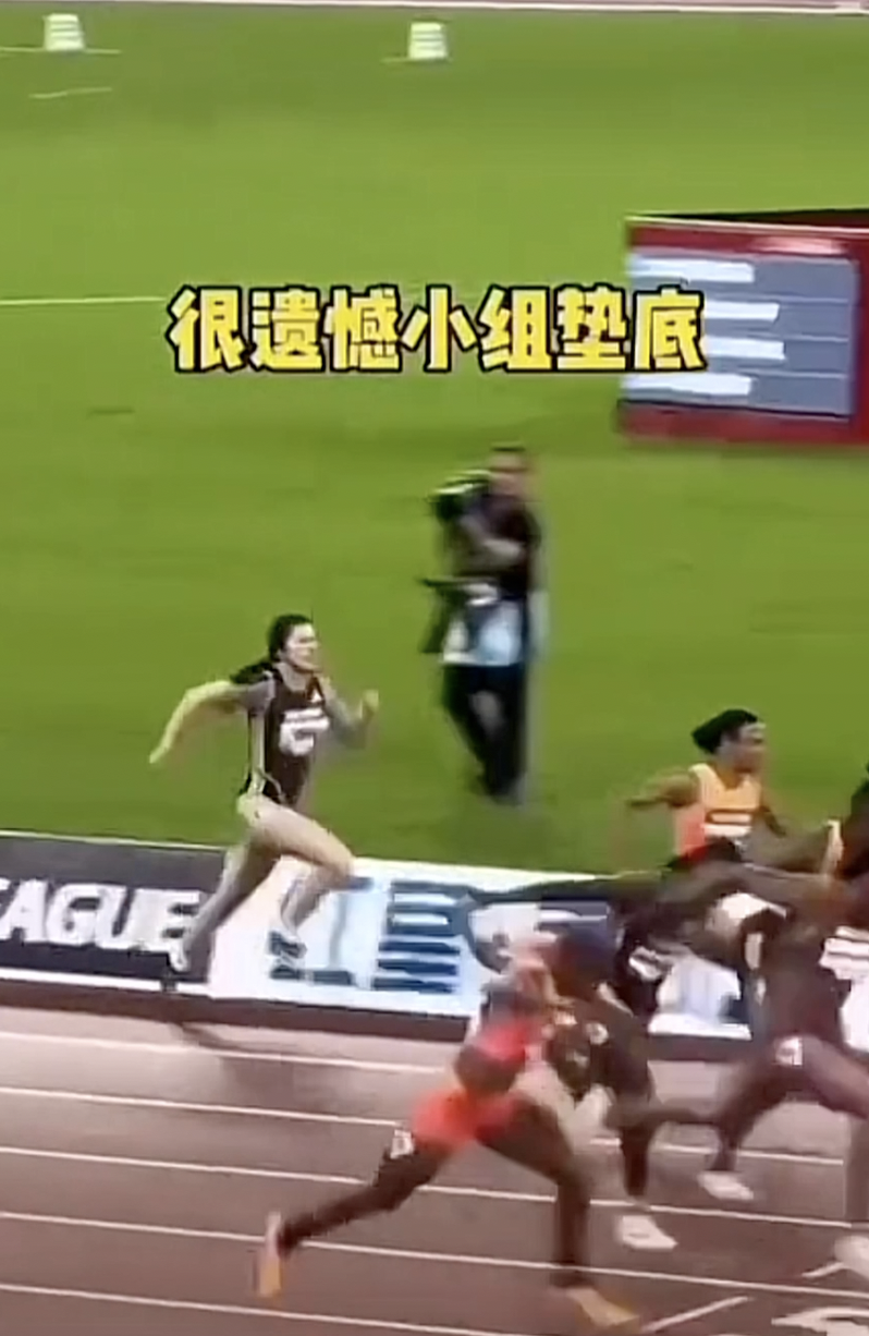 这个吴艳妮每次出现都能成为焦点，都能搞出点事情来。这次倒是不“念经”了，也跟中邪