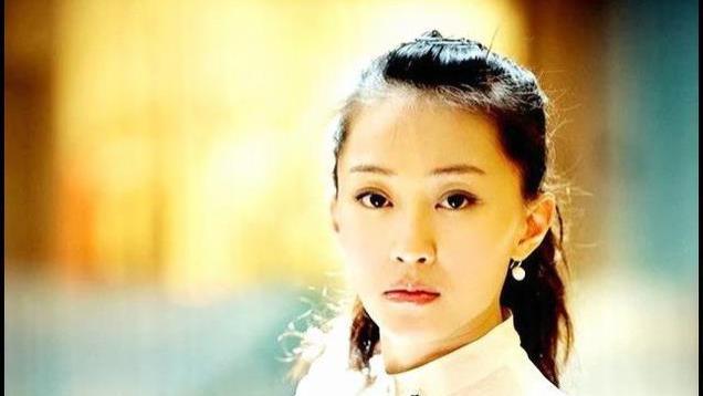 “赵本山徒弟”蒋依杉：戏里又土又丑，生活中真漂亮，老公长这样