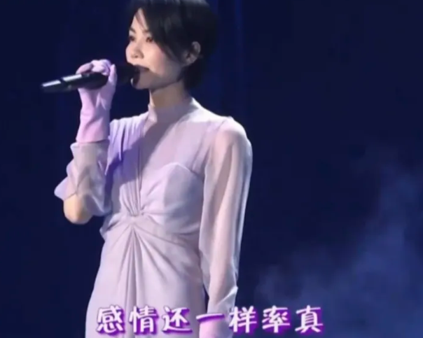 王菲，突然冲上了热搜！

冷不丁地，央视在上午十点整的时候突然发布了一则消息，是