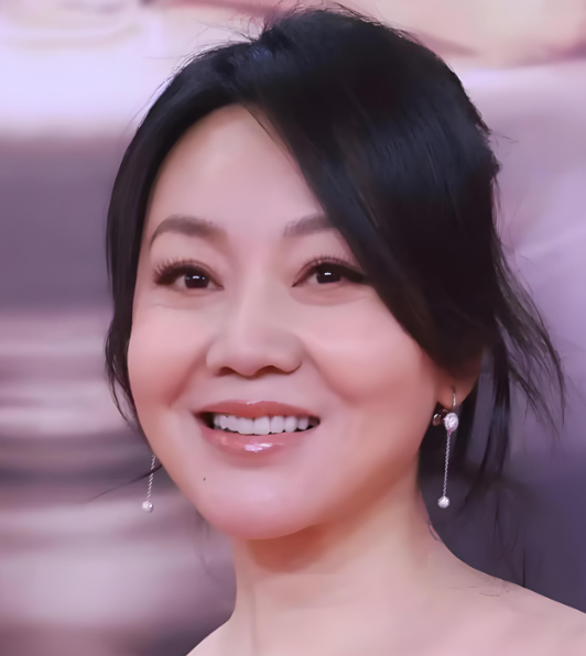 记者好奇地问闫妮:“大家都说你平时迷迷糊糊的，那演戏的时候怎么办啊？”闫妮却说:
