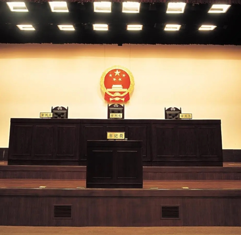 江西，一男子无意中发现妻子有外遇，从妻子手机中发现，妻子除了和情人有暧昧聊天外，