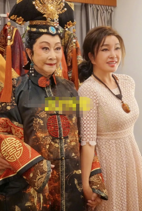 刘晓庆今天在社交平台发文，称与卢燕女士相交40载。98岁的卢燕是刘晓庆在影视圈的