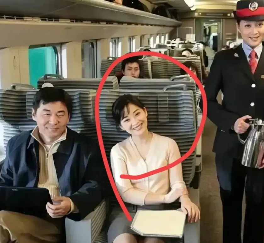 我的个乖乖！我在火车上碰到了谁？这也太惊艳了！叫人看得都移不开眼啊！好美，真的好