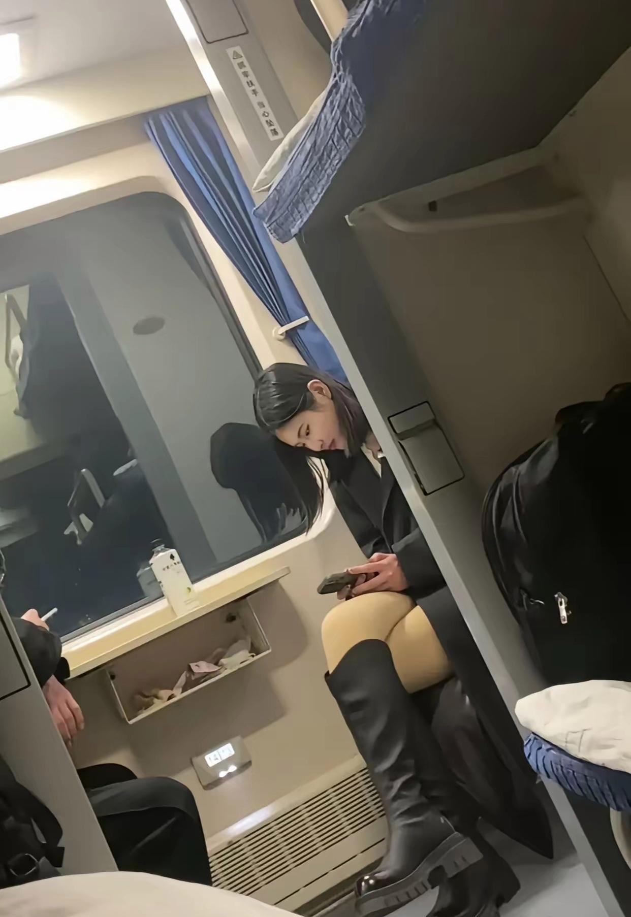 长成这样了，还坐绿皮车，真是罕见！



初八出门，火车上看到的漂亮小姐姐，
