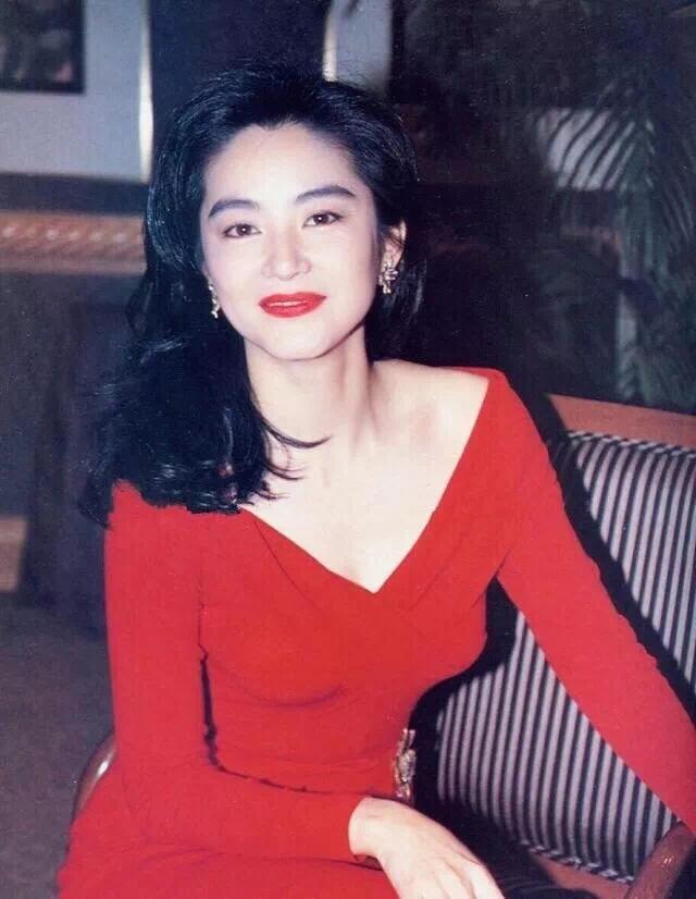 林青霞惨被出轨，66岁结束24年婚姻