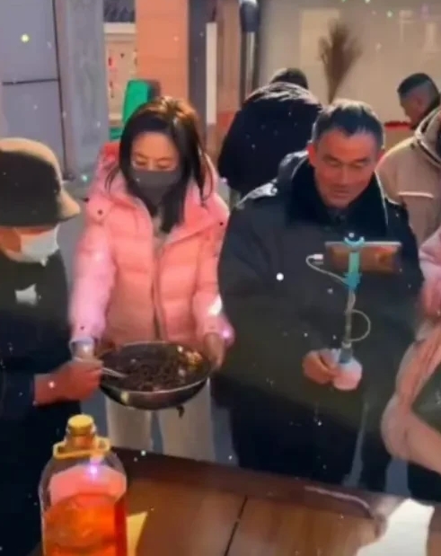 告诉大家个秘密，除了因为43岁怀胎导致羊水栓塞去世的亲妹妹刘强茹外，刘强东还有一