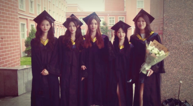 我从小学习就好，很顺利的上了县里最好的初中，高中，正常也是能考上重点本科的。高三