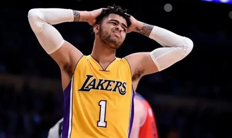 湖人今日2分惜败于老鹰，这4名球员表现让人颇为意外——

1、水拉
彻底废了，软