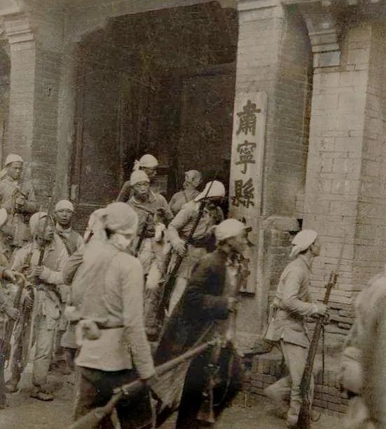 抗战时，冀中第九军分区参谋长李健指挥攻坚肃宁县，正不知如何破城，县大队队长拍胸脯