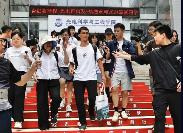 唐尚珺来到大学后，淋漓尽致地透露了人性中的“4个善良”:

1. 学长和学姐，帮
