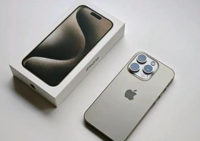 近日，“苹果iPhone 13系列价格跌至3000元以下”引发关注。这款老机型因