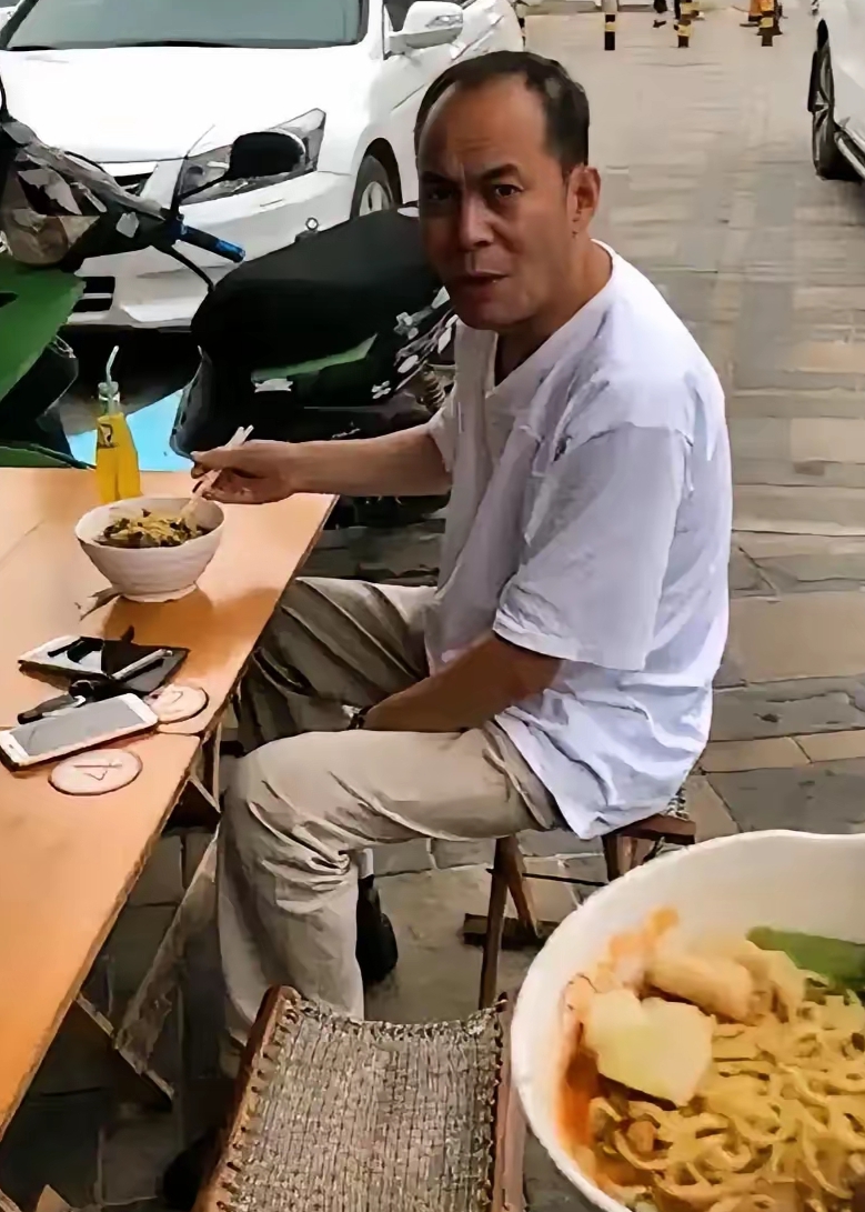请用一句电视剧中的经典台词，证明你认识这位正在路边摊吃面的大爷，一定要是他说过的