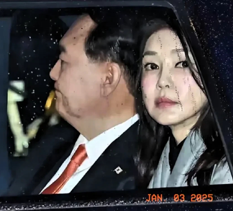 韩国的尹锡悦夫人金建希，正在绝望中哭喊“救命啊！”。

她的丈夫韩国总统尹锡悦，