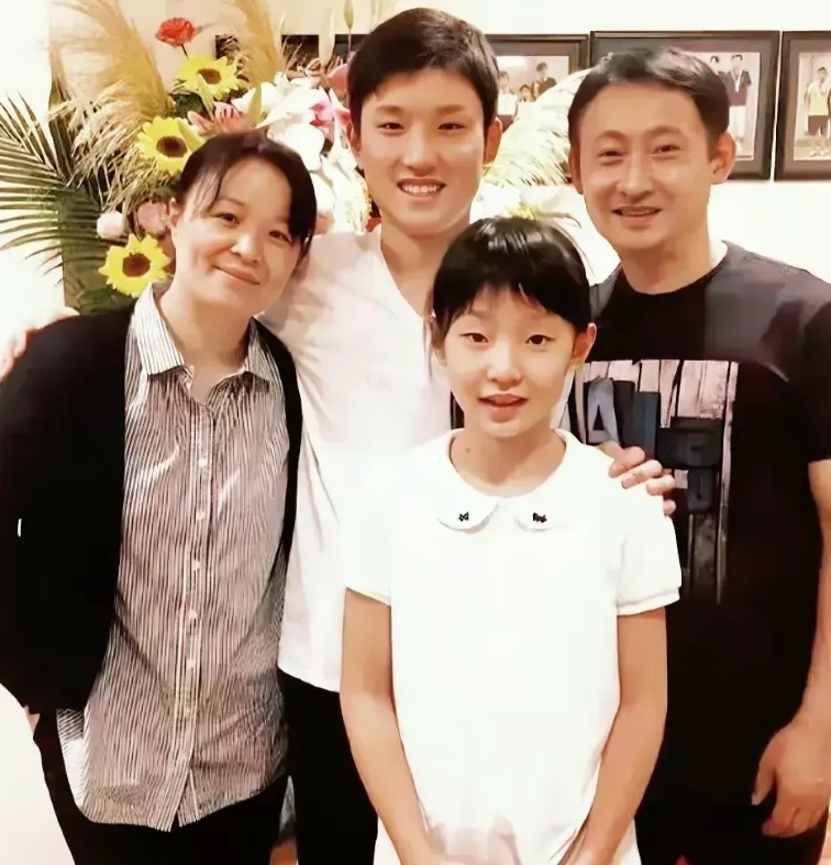 张本兄妹法国赛牵手争冠，张本宇笑了

1，张本美和亚锦赛女单亚军

2，张本智和