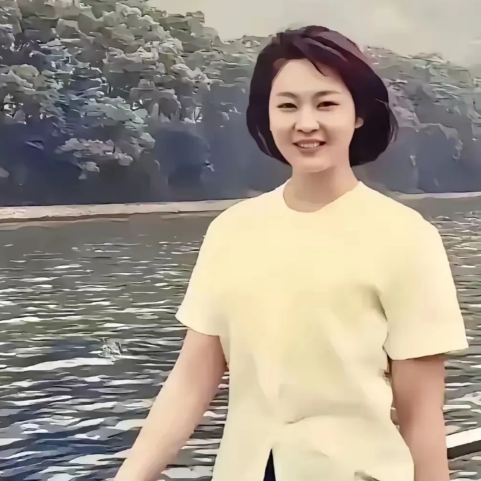 这位端庄美丽的美女，是我国一级演员，著名的艺术家，你能一眼认出她是谁吗？